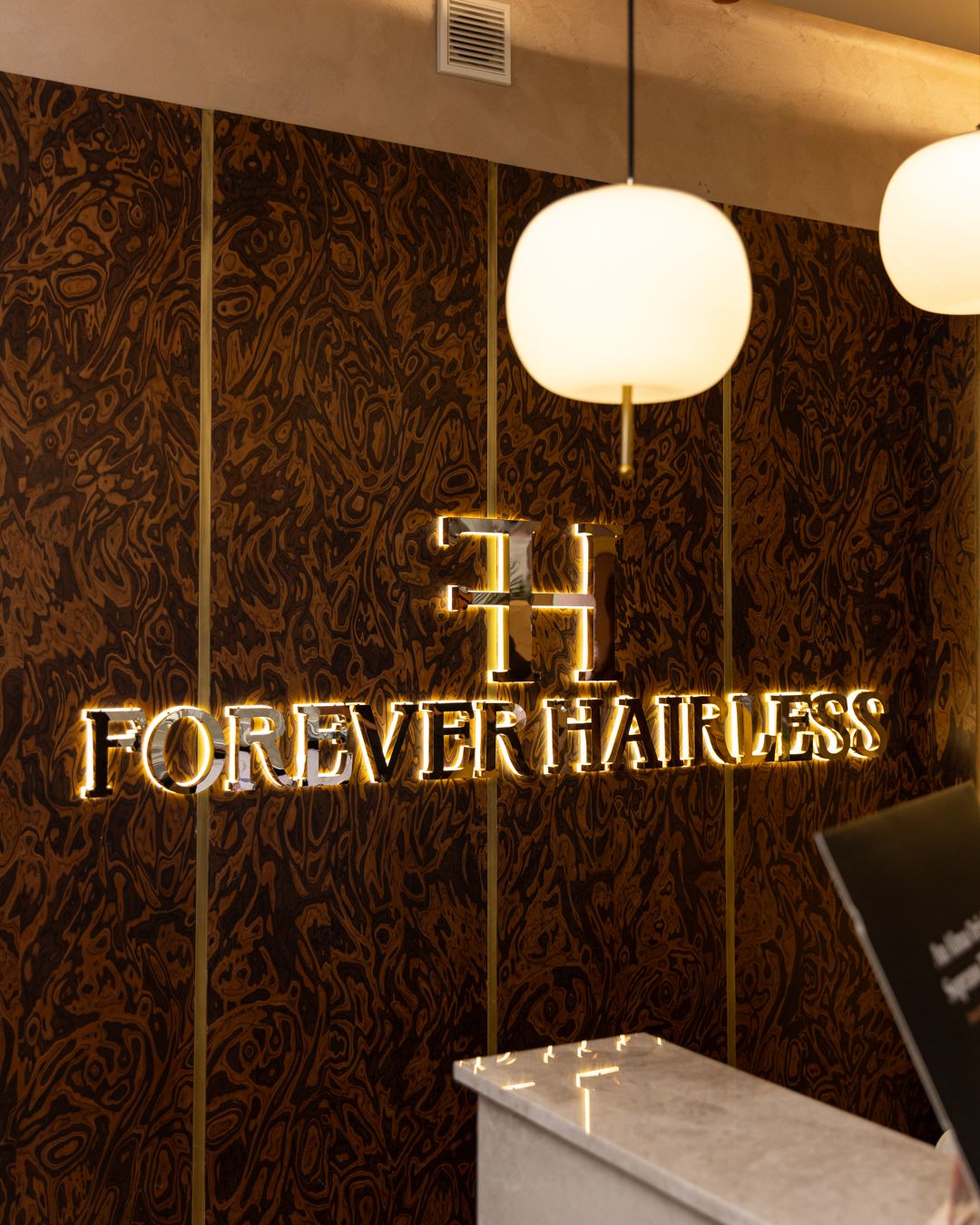 Forever Hairless Logo-Wand